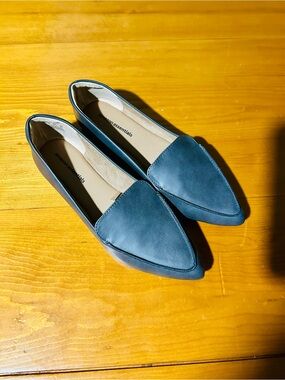(3/$10) Amazon Essentials Women's Pointed Toe Flat - Blue size 7